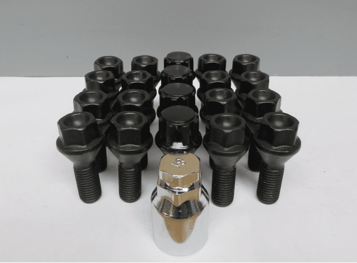 UB125 Set of 4 x Locking Wheel Bolts Lock Nuts Black for BMW 3 Series E21 26mm 