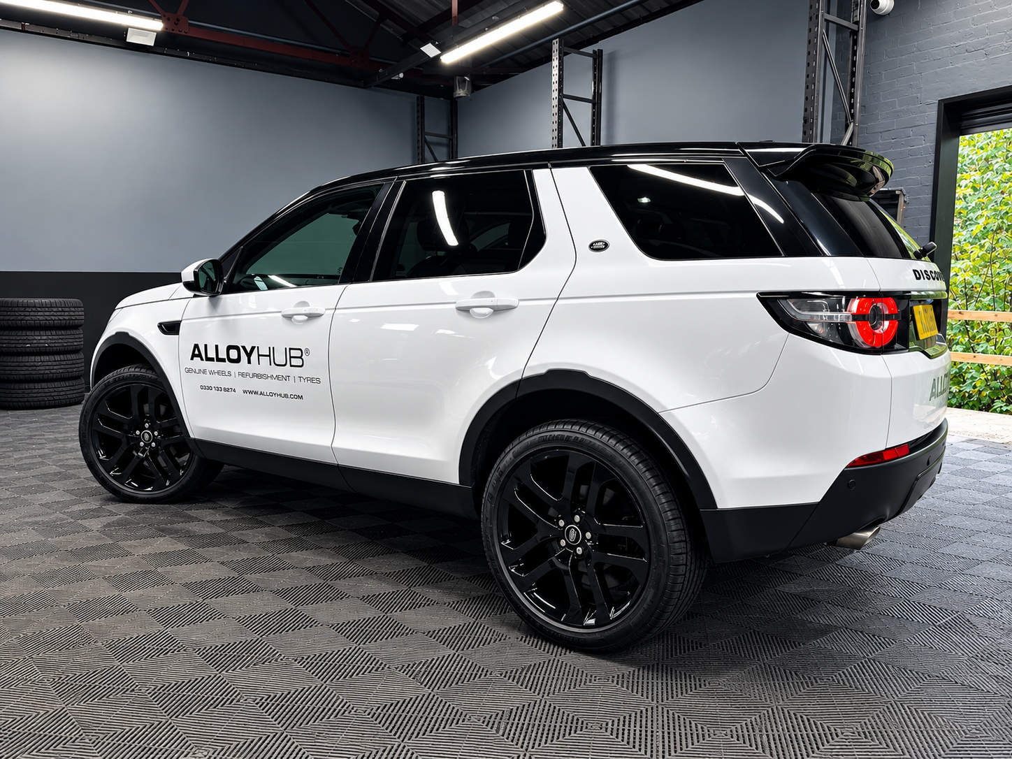 Another Addition to the ALLOYHUB Fleet – Featuring Genuine Land Rover 21-Inch Gloss Black Alloy Wheels!